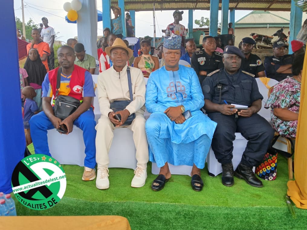 BANGDA ALIM Jean Calvin en tribune officielle avec les autorités traditionnelles et de sécurité